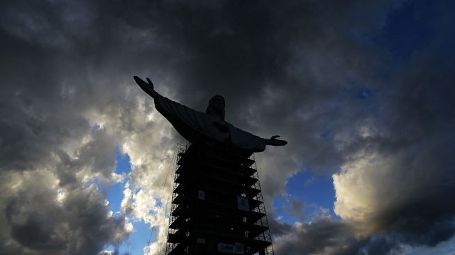 Pemandangan patung 'Christ the Protector' yang sedang dibangun di Encantado, negara bagian Rio Grande do Sul, Brasil, pada (29/10/2021). [SILVIO AVILA / AFP]