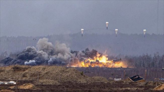 Ilustrasi Rusia Serang Ukraina (Foto: AFP)
