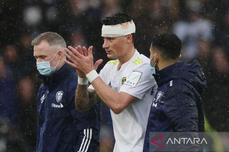 Hujan kritik Liga Premier usai cedera kepala pemain Leeds Robin Koch