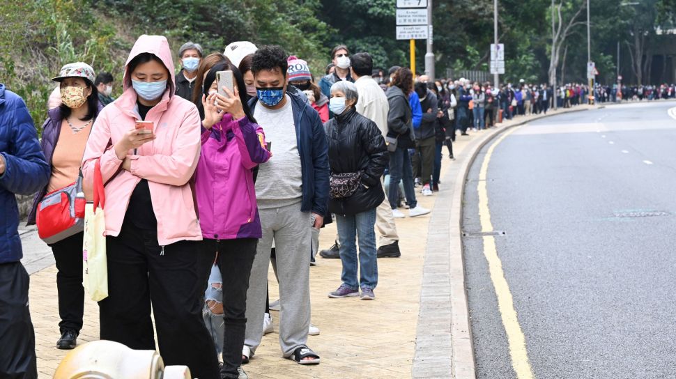 Panik Jelang Lockdown, Warga Hong Kong Borong Obat dan Sembako di Swalayan