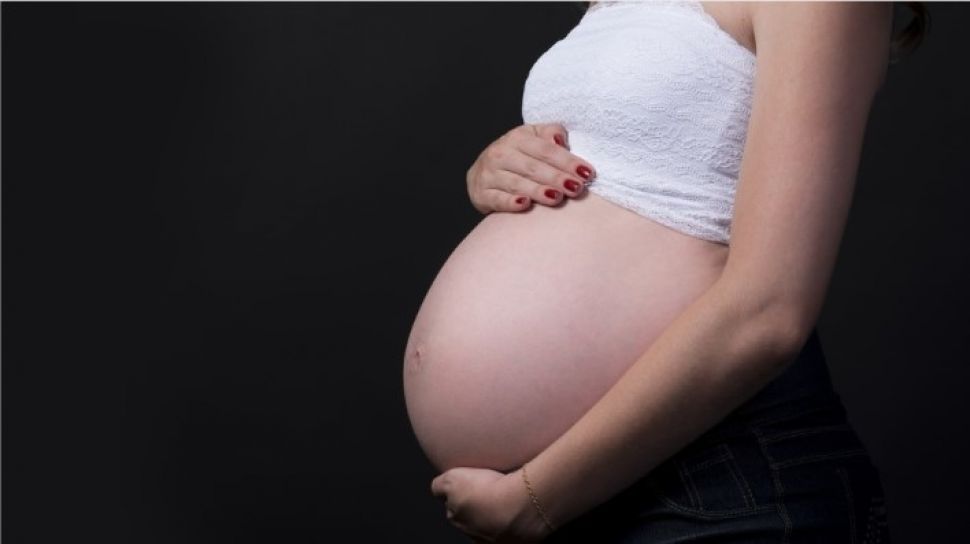 Bidan yang Viral di TikTok Ini Mematahkan Mitos Kehamilan, Mulai dari Berendam hingga Minum Kopi