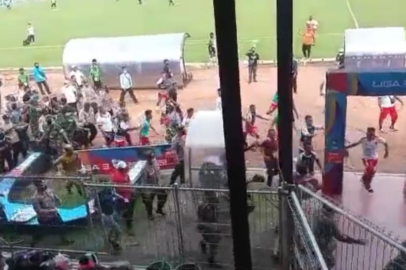 Pertandingan Persedikab Kediri lawan Maluku FC berakhir ricuh