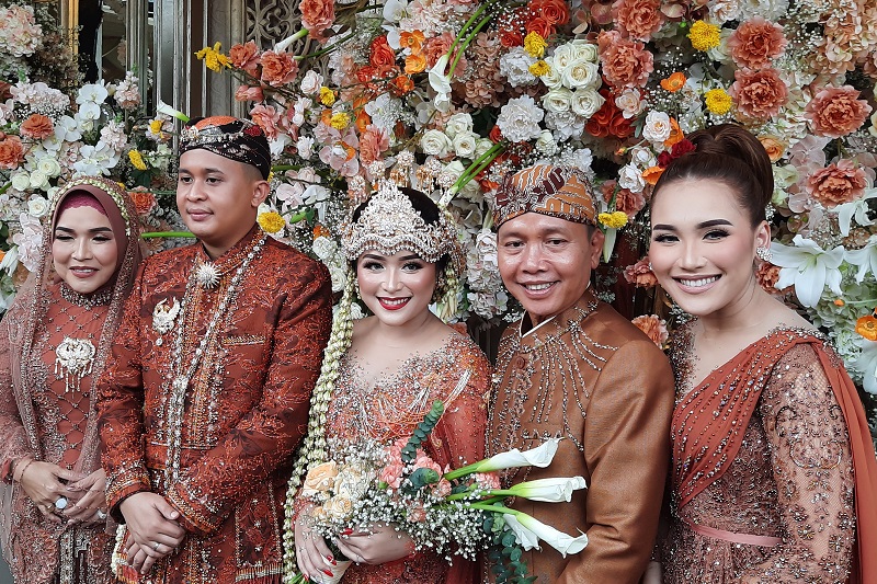 Adik Ayu Ting Ting Gelar Resepsi Pernikahan dalam Adat Sunda