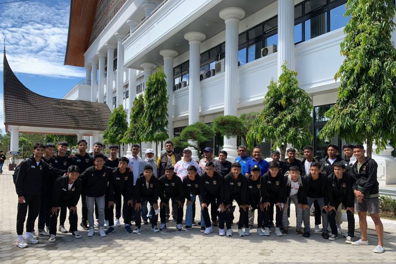 Pengurus lepas PSP Padang U-17 ke Piala Soeratin nasional di Malang
