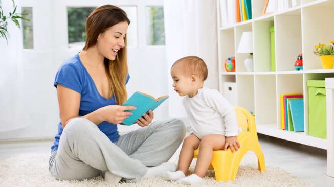 Mendongeng atau membacakan buku kepada anak. [Shutterstock]