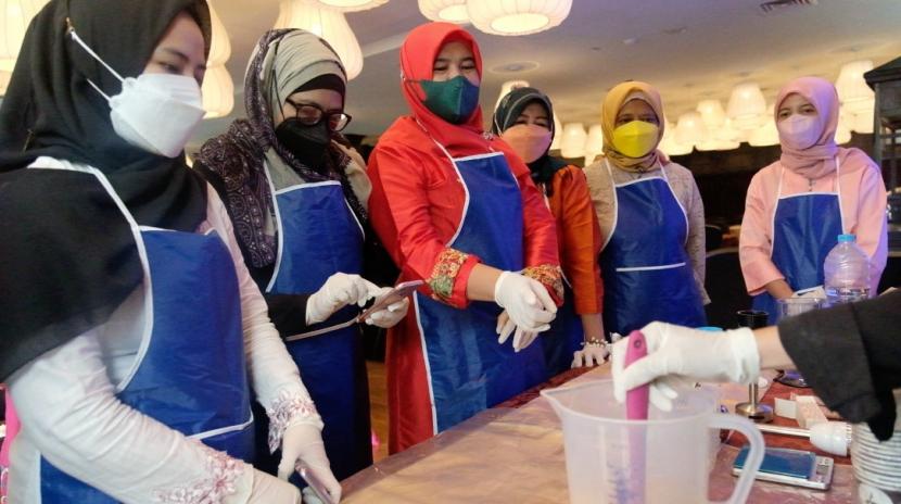Peringati Hari Kartini ASTON Priority Simatupang Adakan Workshop Pembuatan Sabun