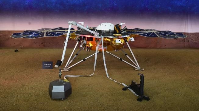 Replika Insight, wahana atau robot peneliti NASA yang mendarat di Mars pada Selasa (27/11). [AFP/Frederic J Brown]