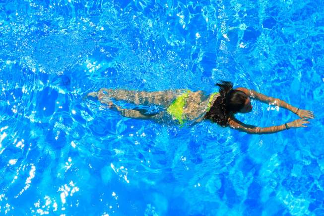 Ilustrasi aktivitas berenang. (Shutterstock)