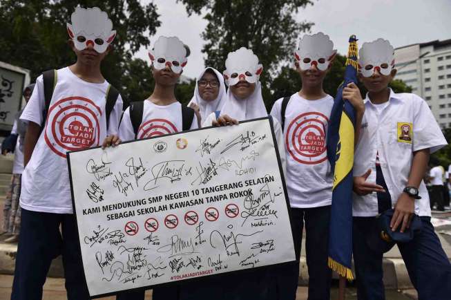 Sejumlah pelajar menggelar aksi #TolakJadiTarget iklan rokok di kawasan Silang Monas, Jakarta, Sabtu (25/2).