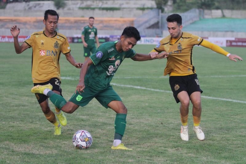 Aji Santoso berpikir keras sebelum pertandingan lawan Bhayangkara FC