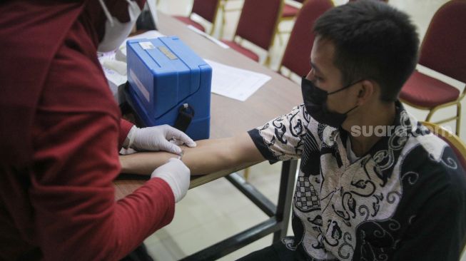 Tenaga kesehatan melakukan skrining tuberkulosis terhadap warga di Gelanggang Olahraga Otista, Jakarta, Kamis (9/2/2023). [Cariberita.co.id/Alfian Winanto]