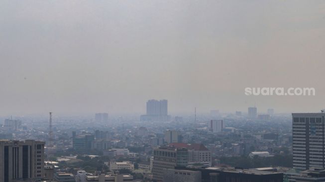 Kabut polusi udara menyelimuti gedung-gedung bertingkat di Jakarta, Rabu (15/6/2022). [Cariberita.co.id/Alfian Winanto]