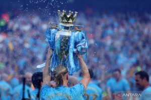 Manchester City angkat trofi kampiun Liga Inggris 2022/2023